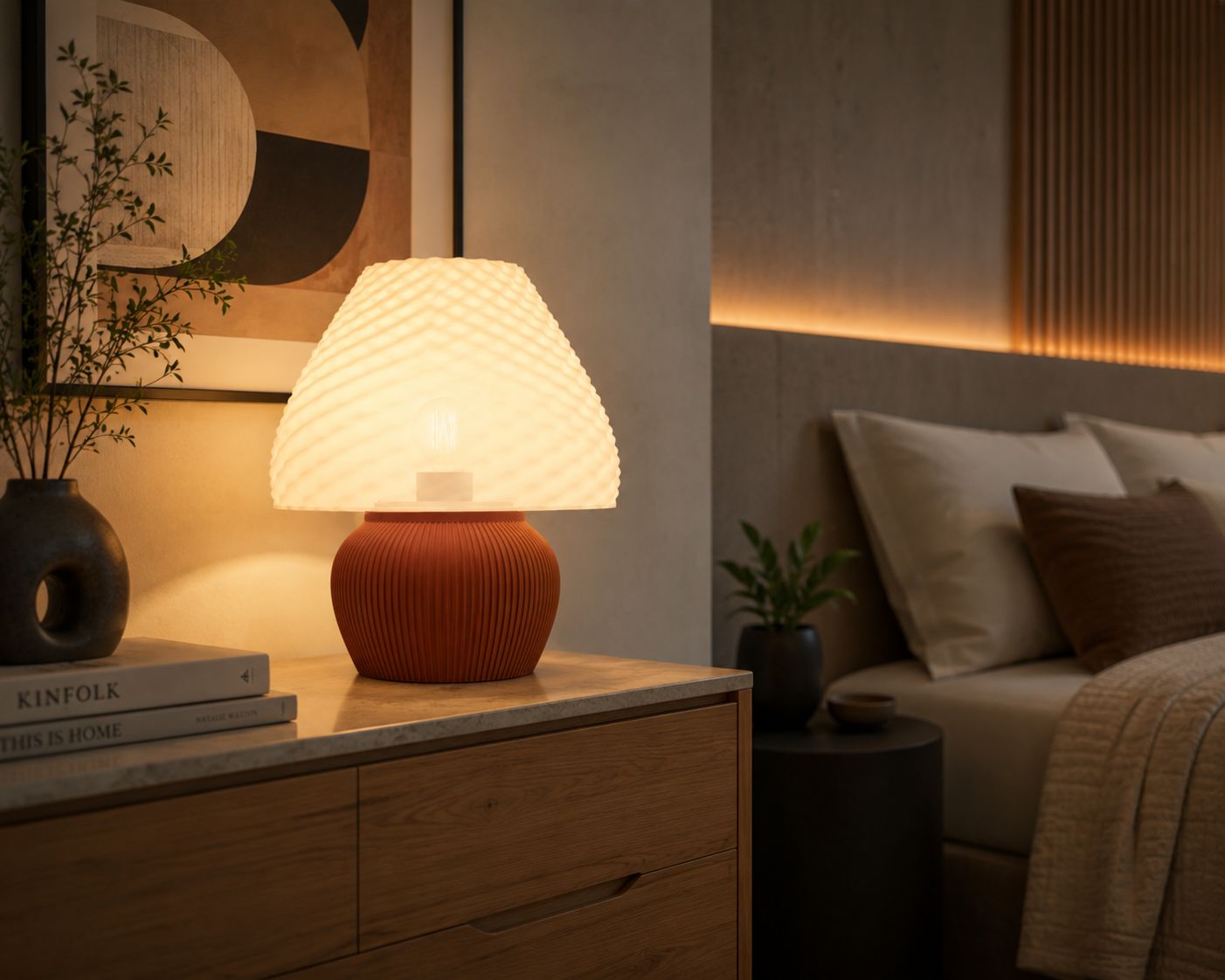 Luminária com base terracota em criado-mudo